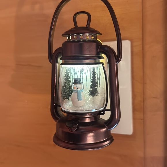 Bath & Body Works Wallflower Scent Snow globe Snowman plug in & Nightlight. - Picture 2 of 10